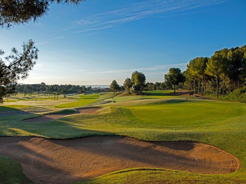  Arabella Golf Son Quint, golfplatz, bunker, bäume am rande, blauer himmel, abendsonne