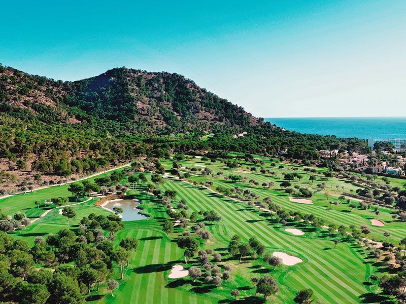 Club de Golf Son Servera, golfplatz, see, berg, verschiedenen Bäume, meer, blauer himmel