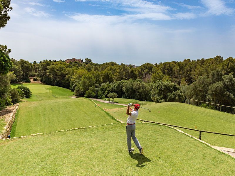  Arabella Golf Son Muntaner, golfplatz, golfer beim Abschlag, bäume, berg abwerts, 