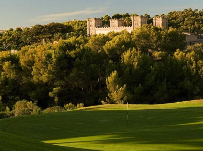  Real Golf Bendinat, golfplatz, viele bäume, burgmit vier türmen, abendlicht der sonne