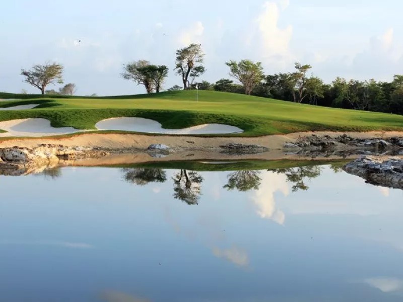 El Tinto Golf Course, Golfplatz, Bäume, Mexiko, Cancun, Golfreisen, Spiegelung im Wasser, Golfplatz