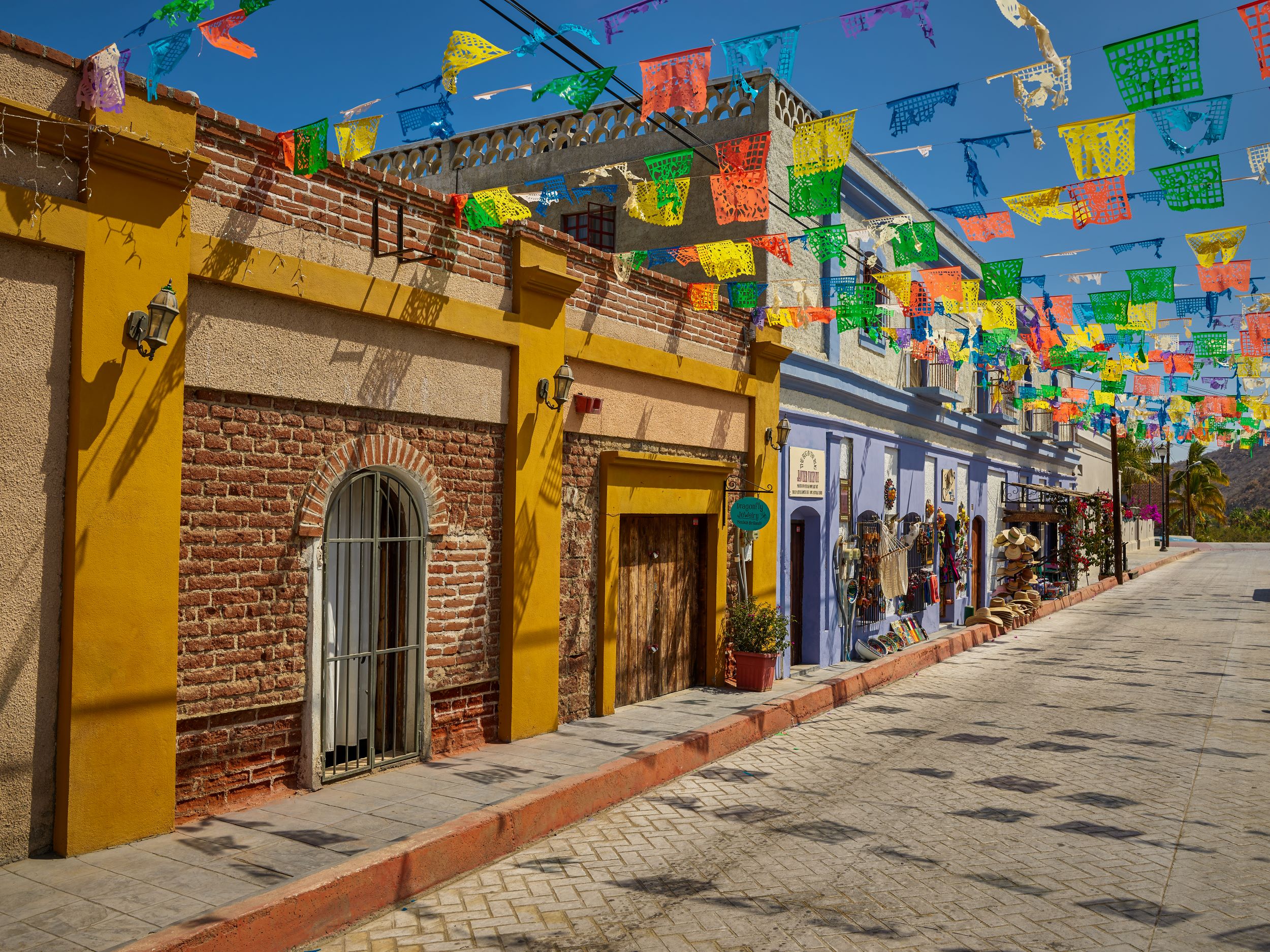 Todos Santos, Los Cabos, Mexiko, bunte Fähnchen, Straße, Golfurlaub