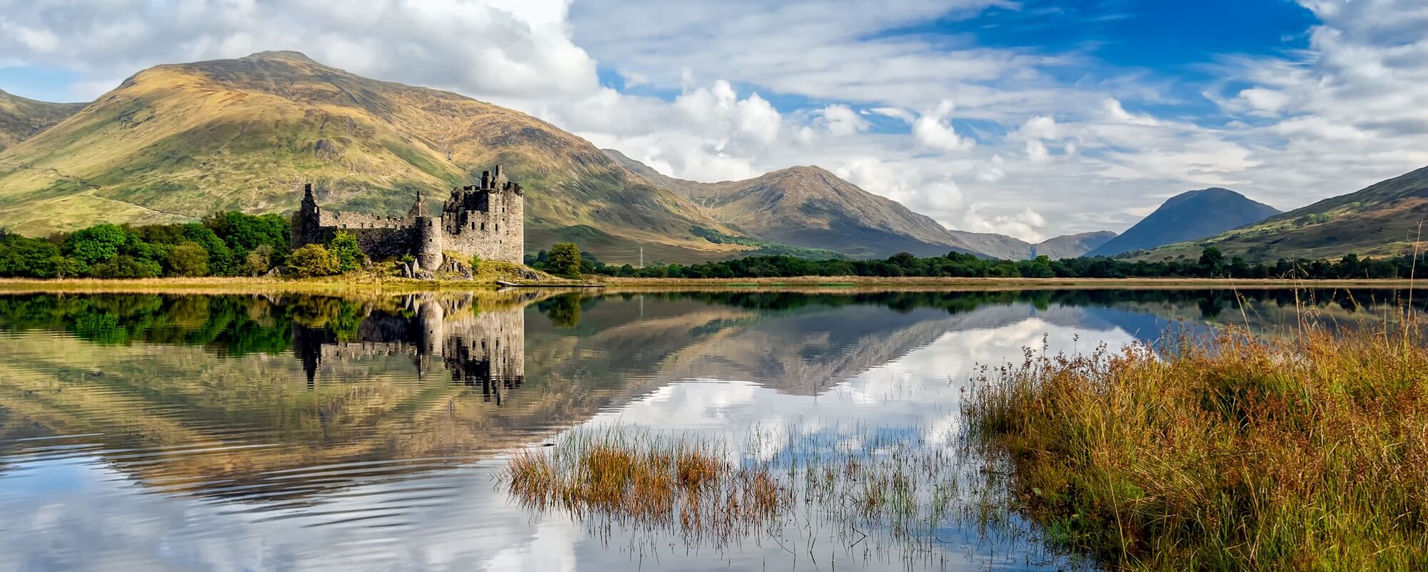 Shottland, lake, old castle, hils, cloudy sky, holidays in scotland, golf vacation