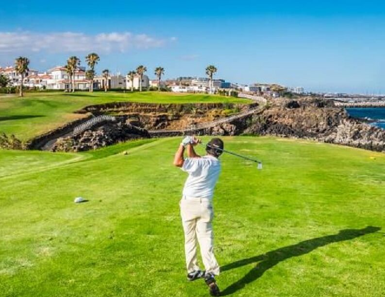 rückenansicht Golfer golfplatz Meer Häuser