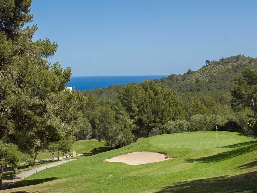 Golf Son Parc Menorca, Golfplatz, Golferin beim abschlagen, Bäume, schlag bergab, Bunker
