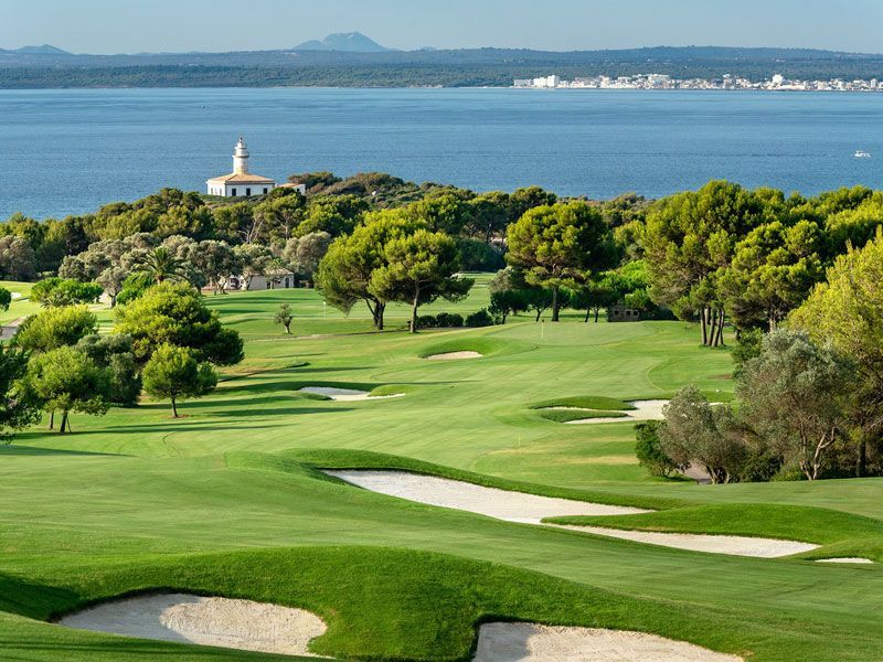 Club de Golf Alcanada, Golfplatz, Bunker, Bäume, See im hintergrund, weiße kirche 
