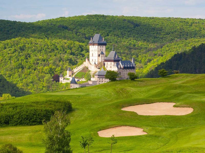 golfplatz, hüggelige landschaft , weiter wald, bunker, clubhaus im schloss, golf reise nach prag