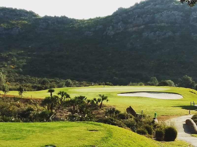 Capdepera Golf, Golfplatz, Bunker, Berge im Hintergrund, diverse Vegetation